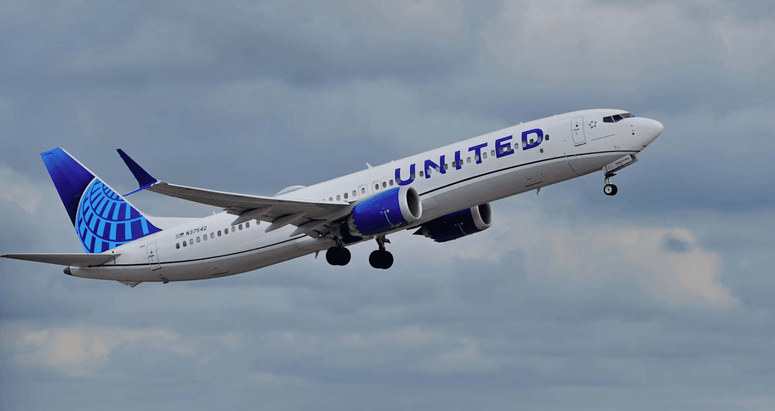 Flight attendant spies passenger texting that he would 'hijack this' plane, 'crash ur row only' on flight from Vegas: court docs